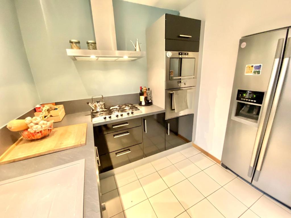 Kuchyňa alebo kuchynka v ubytovaní GITE DE L'ASPE 135m2, 6p, 3ch avec piscine privative, jardin ombragé clos