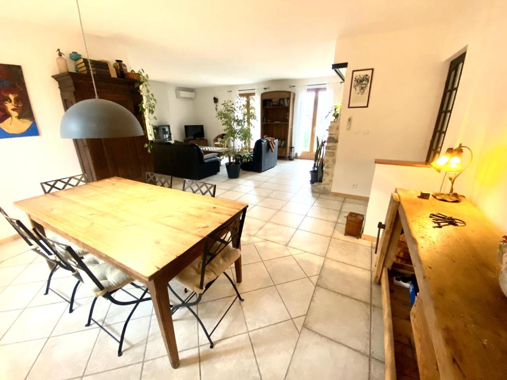 Kuchyňa alebo kuchynka v ubytovaní GITE DE L'ASPE 135m2, 6p, 3ch avec piscine privative, jardin ombragé clos