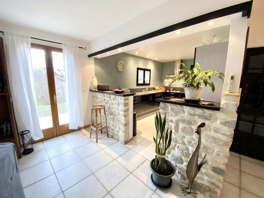 Kuchyňa alebo kuchynka v ubytovaní GITE DE L'ASPE 135m2, 6p, 3ch avec piscine privative, jardin ombragé clos