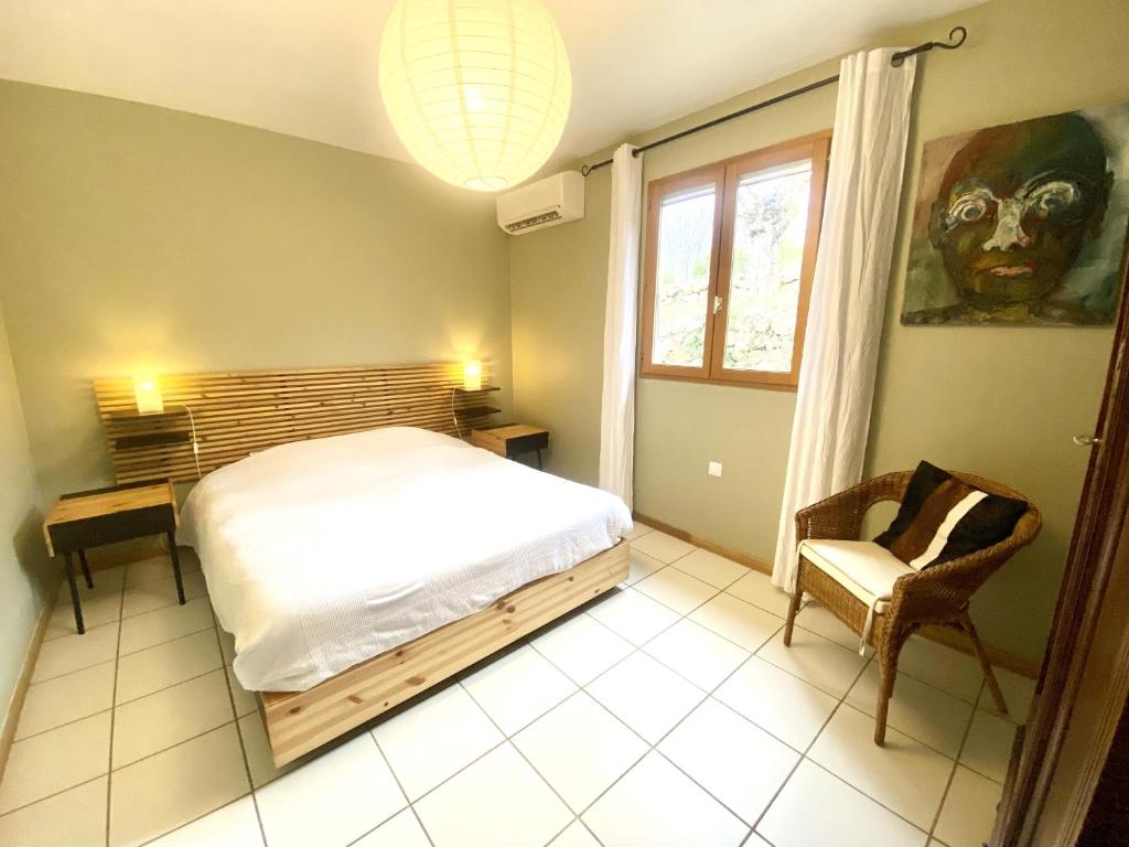 Posteľ alebo postele v izbe v ubytovaní GITE DE L'ASPE 135m2, 6p, 3ch avec piscine privative, jardin ombragé clos