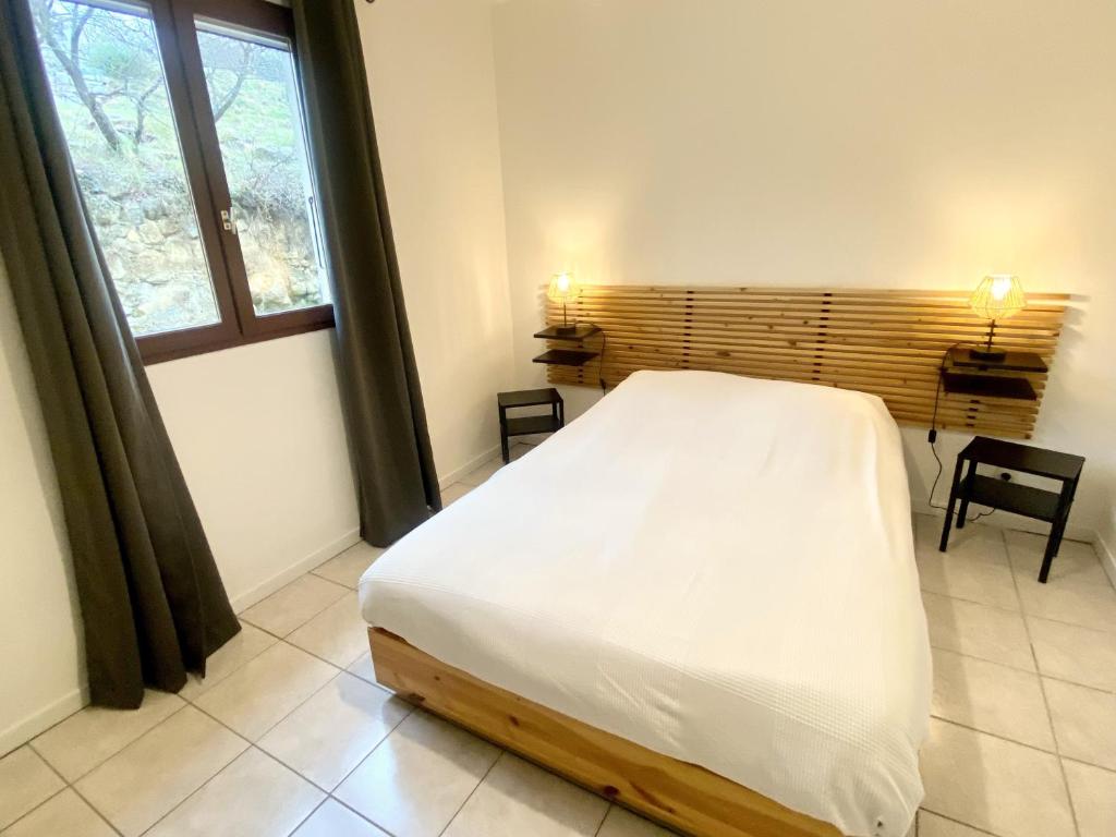 Posteľ alebo postele v izbe v ubytovaní GITE DE L'ASPE 135m2, 6p, 3ch avec piscine privative, jardin ombragé clos