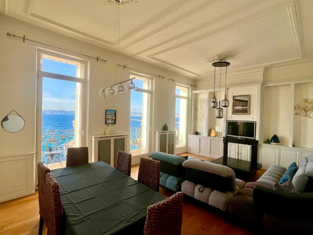 un salon avec un canapé et une table dans l'établissement Appartement sur la Corniche Kennedy face à la mer, à Marseille
