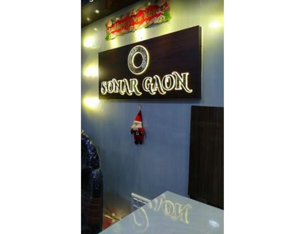 una señal de un clan de cámaras en la pared de una tienda en Hotel Sonar Gaon, Agartala, en Agartala