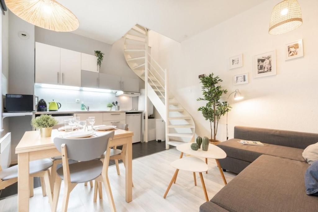 - un salon et une salle à manger avec une table à manger et un escalier dans l'établissement Vieux Lille bright duplex ! 3pers, à Lille