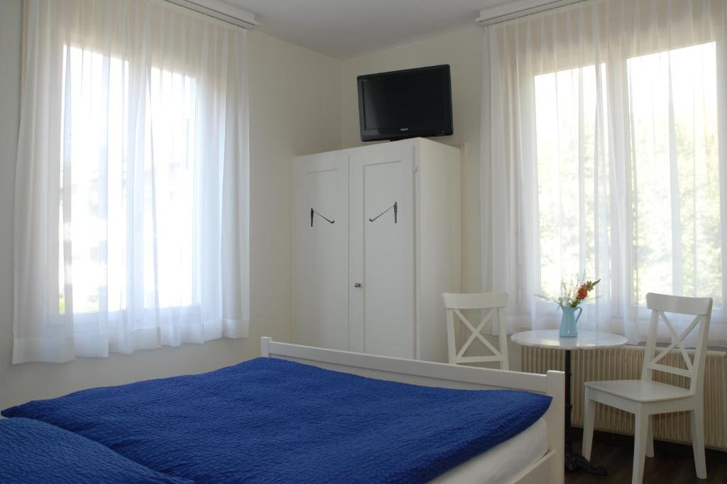 Uma cama ou camas num quarto em Hotel Alphorn