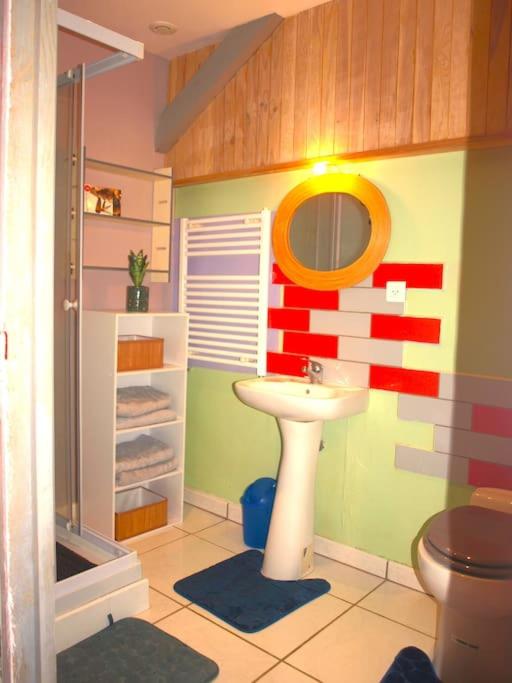 Bathroom sa Studio Ind&eacute;pendant en Rez de jardin sans vis-&agrave;-vis