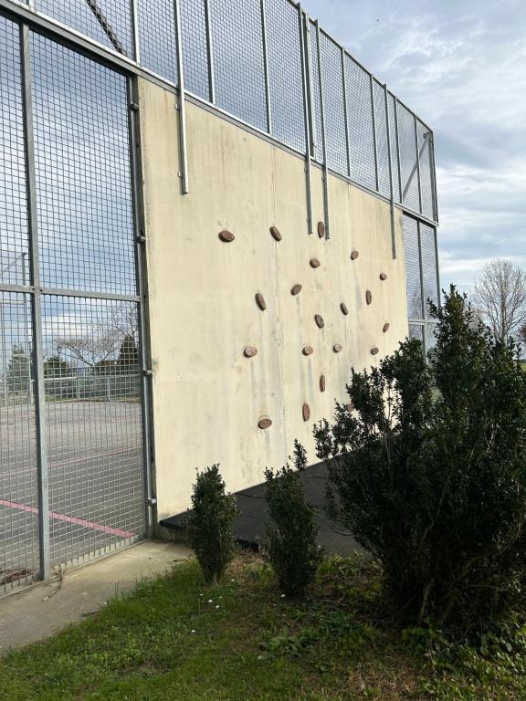 Tenis a/nebo squash v ubytování Camping & Bungalows Leagi nebo okolí