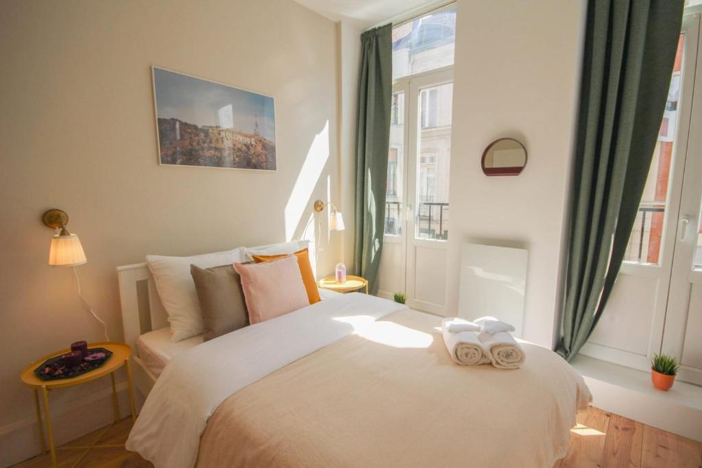 1 dormitorio con 1 cama con 2 toallas en Lille centre- Nice Studio, en Lille