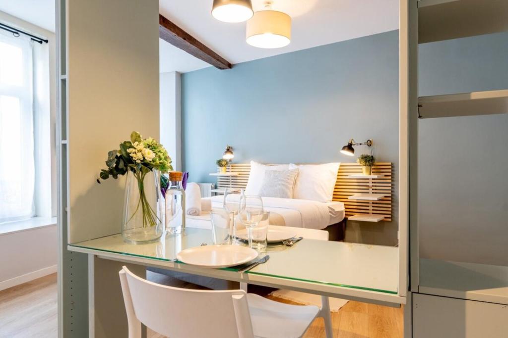 un salon avec une table et un canapé dans l'établissement Lille Hypercentre / Gares - Superbe studio équipé, à Lille