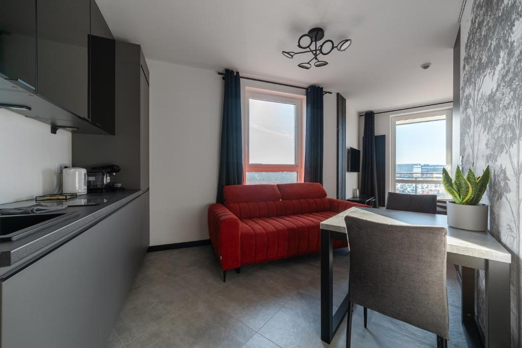 Η κουζίνα ή μικρή κουζίνα στο Nowe Apartamenty Warszawa Wiktoryn TV Smart WI-FI