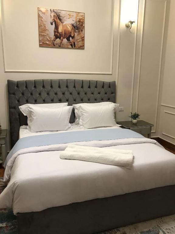 Postel nebo postele na pokoji v ubytování Yacoubian Suites