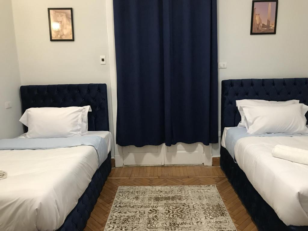 Postel nebo postele na pokoji v ubytování Yacoubian Suites
