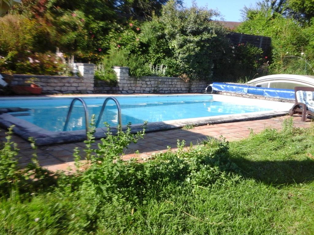 una gran piscina en un patio con en La Maison Bleue, en Brantôme