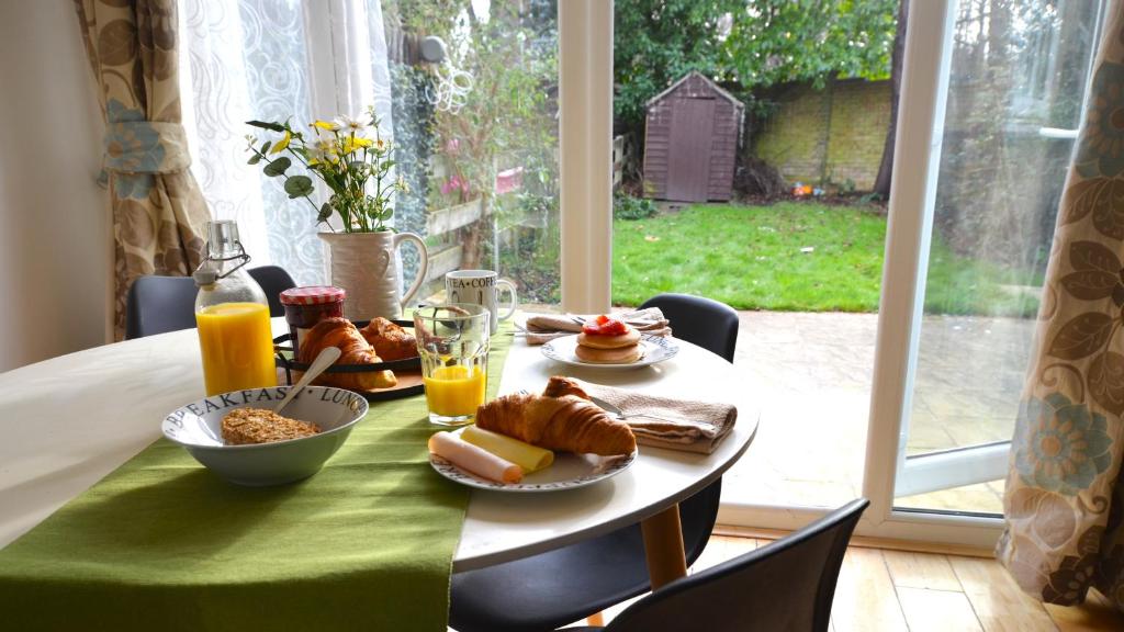stół ze śniadaniem i sokiem pomarańczowym w obiekcie 3 Bed house in Croydon - 15min to London Bridge & Gatwick Airport w mieście Croydon
