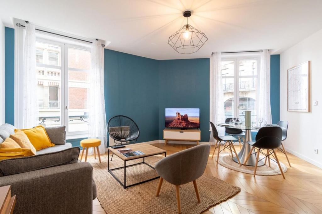 uma sala de estar com um sofá e uma mesa em Vieux Lille - center apartment! em Lille