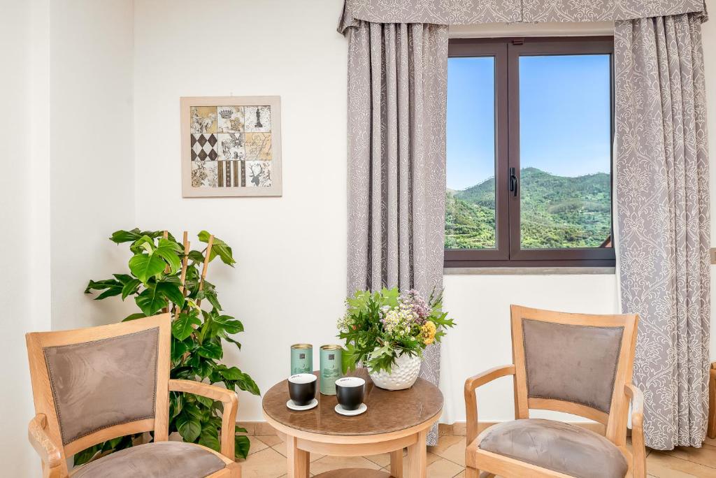 Ein allgemeiner Bergblick oder ein Berglick von des Hotels aus