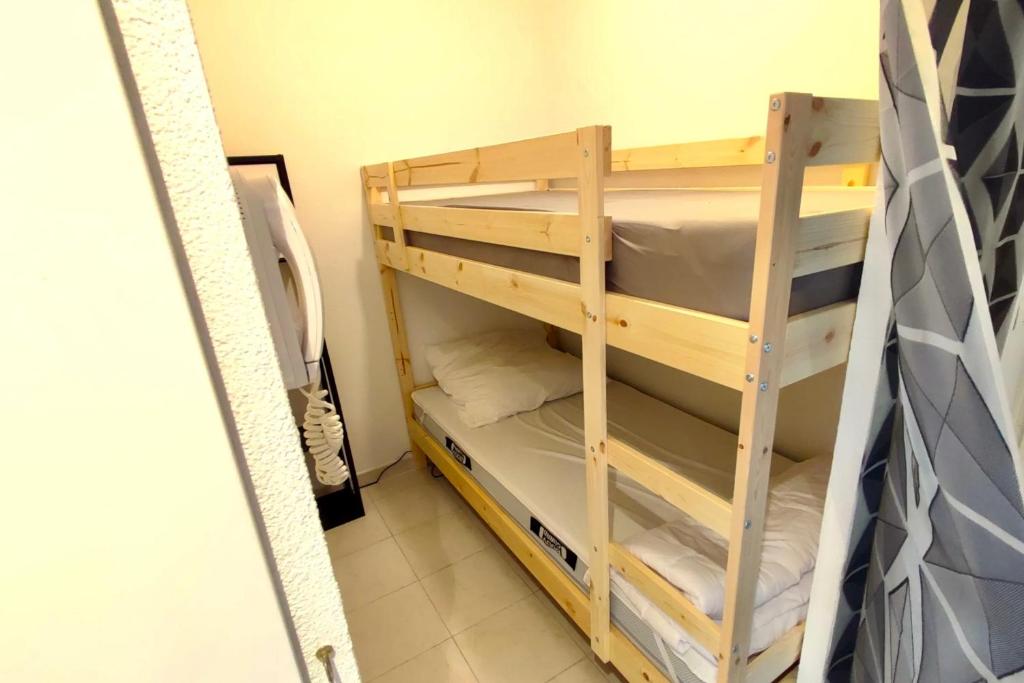 a couple of bunk beds in a room at Superbe 3 pièces sur la baie de Théoule in Théoule-sur-Mer