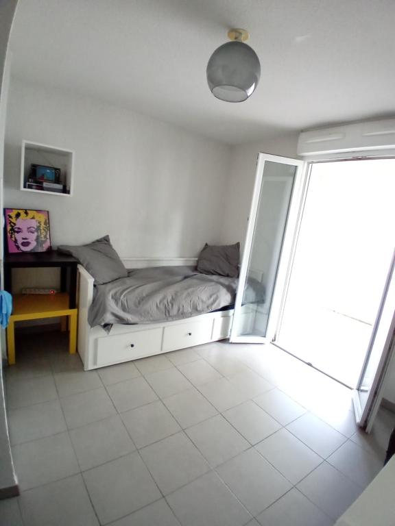 une chambre avec un lit et un miroir dans l'établissement Studio cosy avec Terrasse, à Montpellier