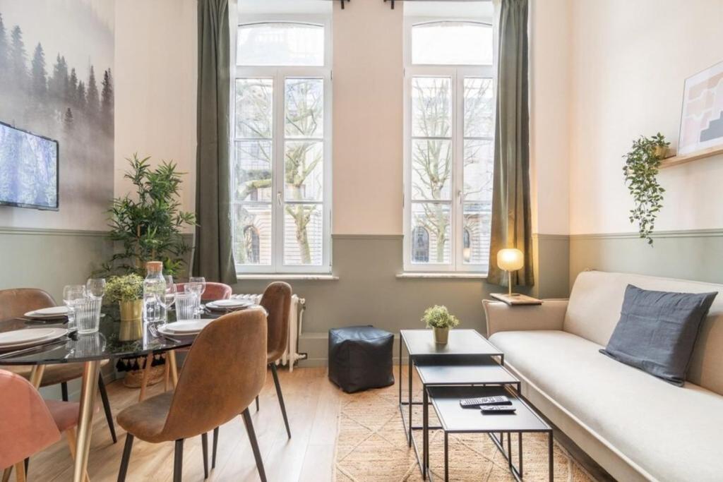 un salon avec un canapé et une table dans l'établissement Lille Hypercentre - bright apartment!, à Lille