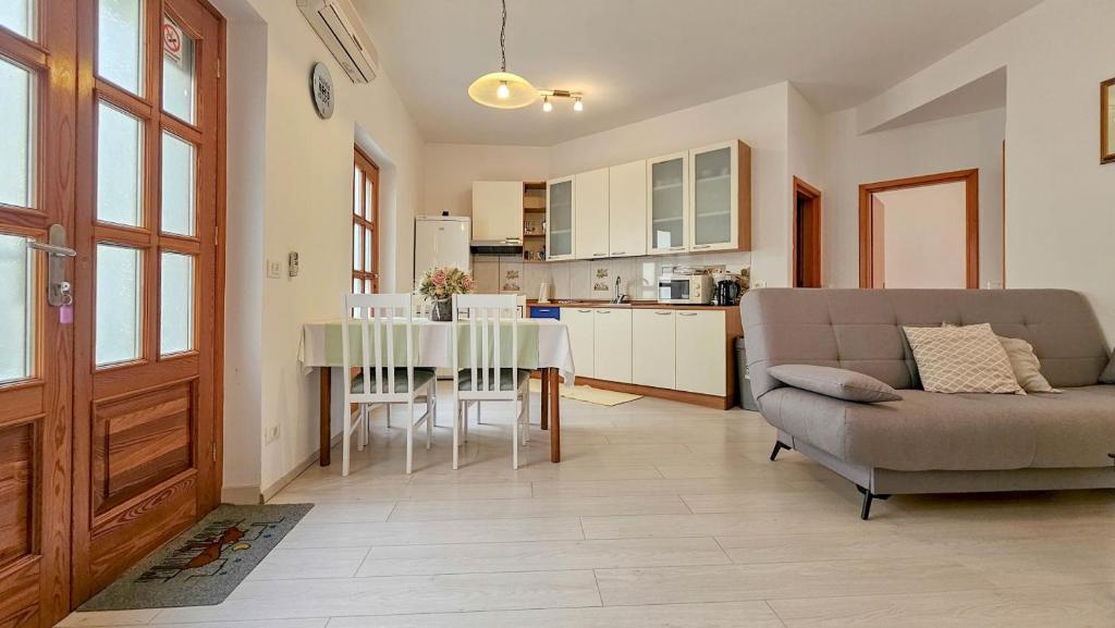 uma sala de estar com uma mesa e um sofá e uma cozinha em Zigante em Novigrad Istria