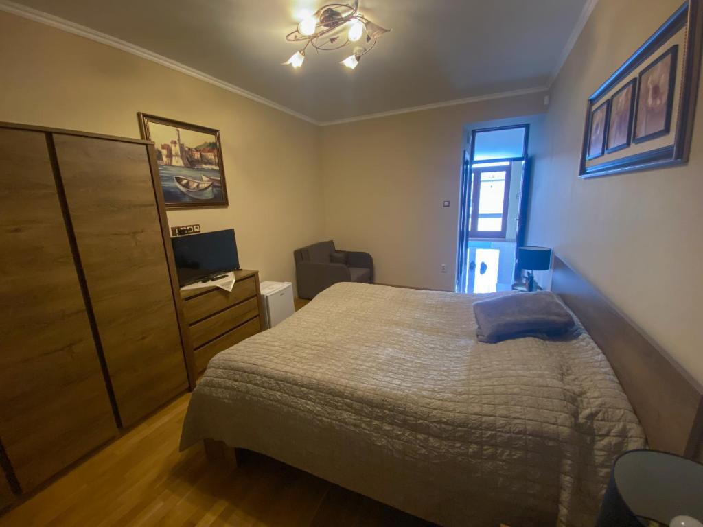 Un dormitorio con una cama con una almohada azul. en Kevevára Vendégház, en Ráckeve