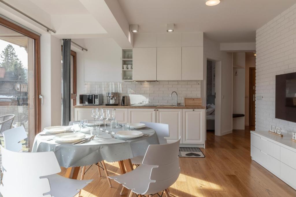 Kuchyňa alebo kuchynka v ubytovaní TatryTop Apartamenty Szymaszkowa Ski Premium
