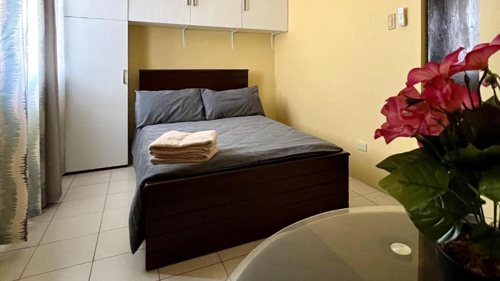Dormitorio pequeño con cama y bañera en Lovely 3-Bed House in Talisay Cebu Philippines, en Talisay