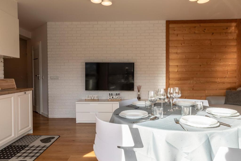 Televízia a/alebo spoločenská miestnosť v ubytovaní TatryTop Apartamenty Szymaszkowa Ski Premium