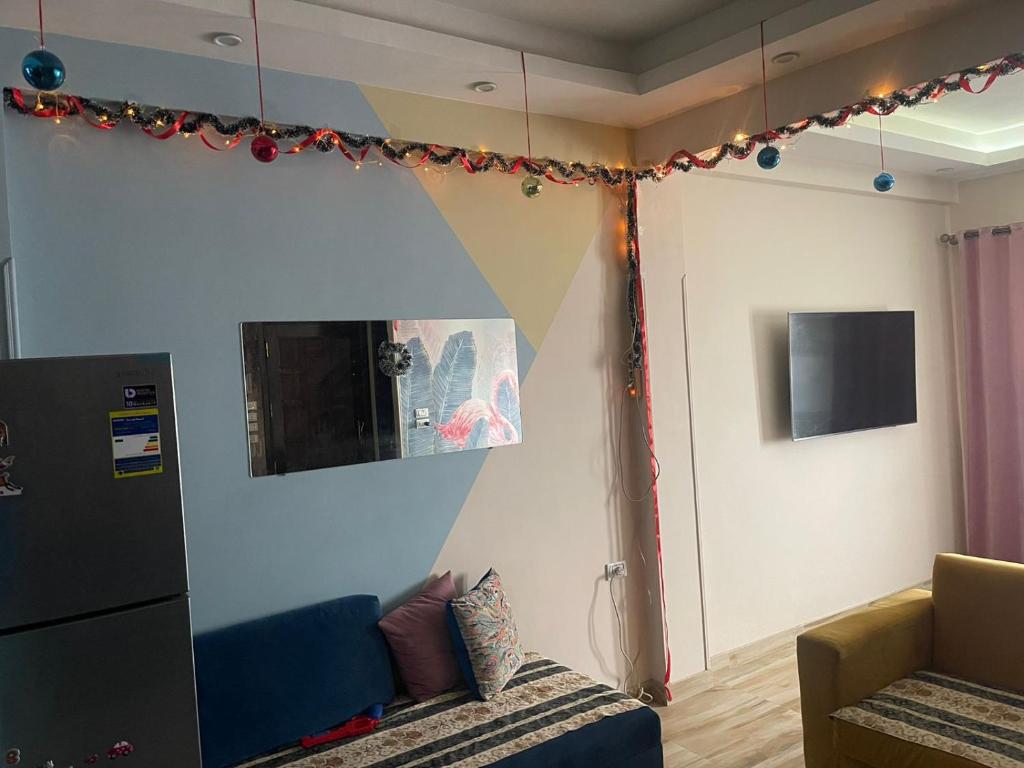 Fekra في الأقصر: غرفة معيشة مع أريكة وديكورات عيد الميلاد