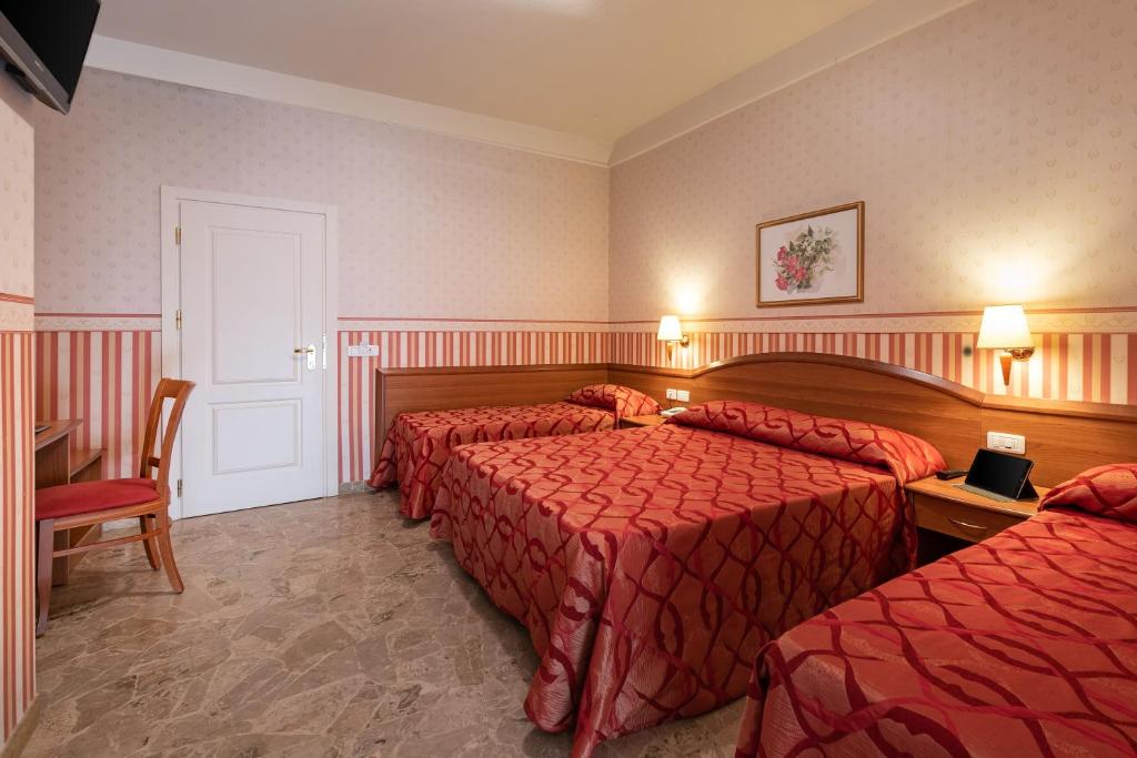 Postel nebo postele na pokoji v ubytování Hotel Tiffany