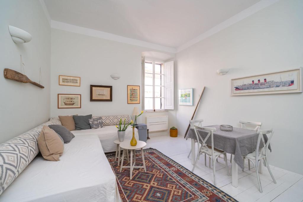 Sala de estar blanca con sofá y mesa en Apartment Ranieri Pile, en Dubrovnik