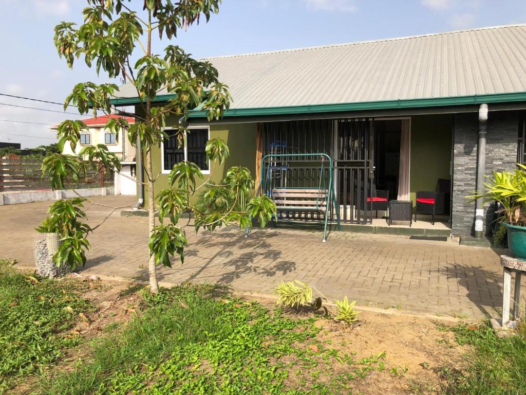 una casa con una puerta delante de ella en Grapefruitstraat en Paramaribo