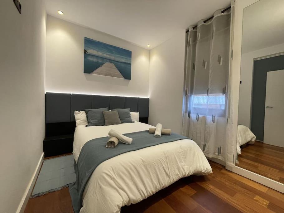 ein Schlafzimmer mit einem großen Bett mit zwei Handtüchern darauf in der Unterkunft Sarrikobaso House in Getxo