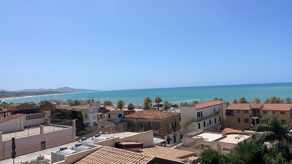 een stad met gebouwen en de oceaan op de achtergrond bij Casa Magrè in Agrigento