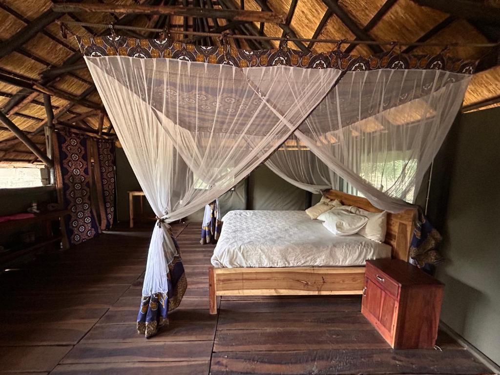 1 dormitorio con 1 cama con mosquitera en Sukulu Reserve, en Livingstone