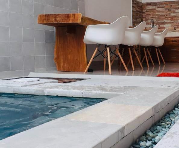 Bazén v ubytování Kopi Bali House With Private Pool nebo v jeho okolí