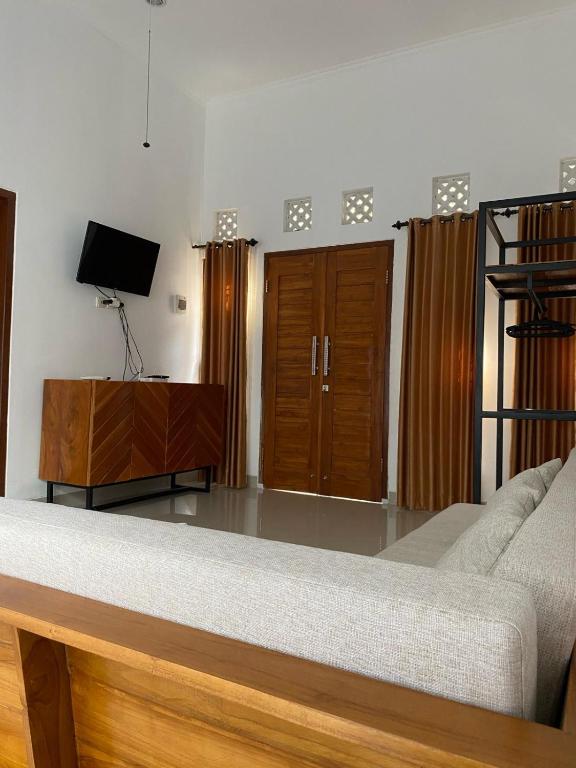 TV a/nebo společenská místnost v ubytování Kopi Bali House With Private Pool