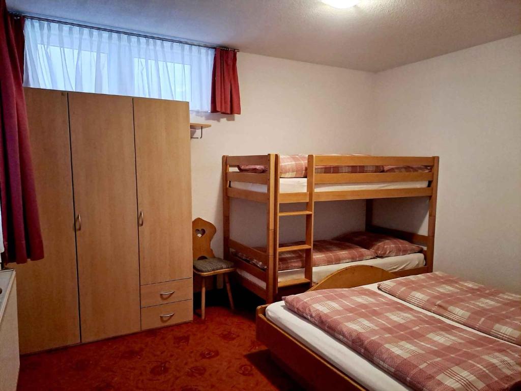 1 Schlafzimmer mit 2 Etagenbetten und 1 Bett in der Unterkunft Apartment in Fügenberg/Zillertal 727 in Pankrazberg