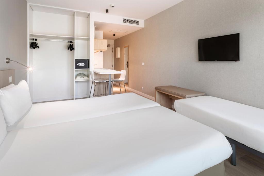 B&B HOTEL Barcelona Sant Cugat - Triple Room