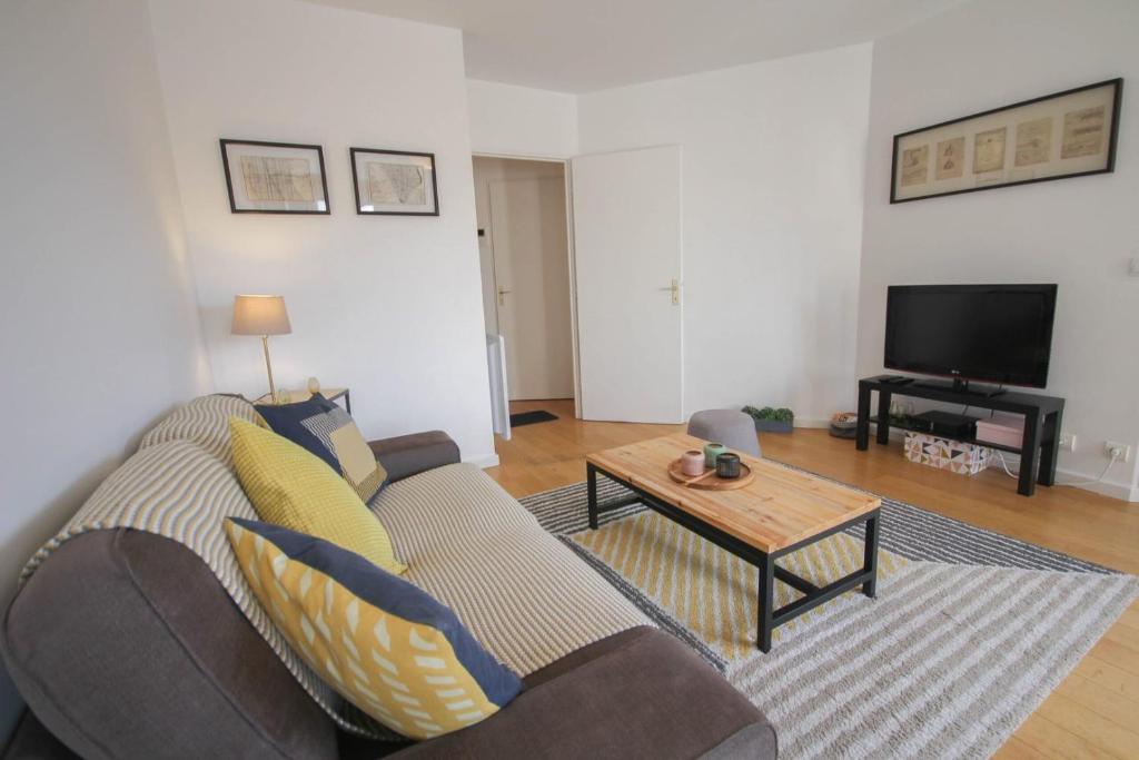 - un salon avec un canapé et une table basse dans l'établissement Beautiful apartment on the Grand Place !, à Lille
