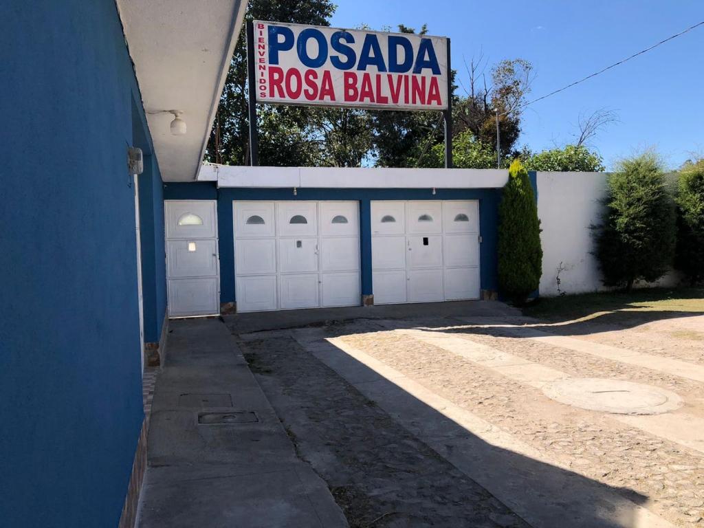 a garage with a sign that reads pago salsa ballina at Posada Rosa Balvina in La Tenería