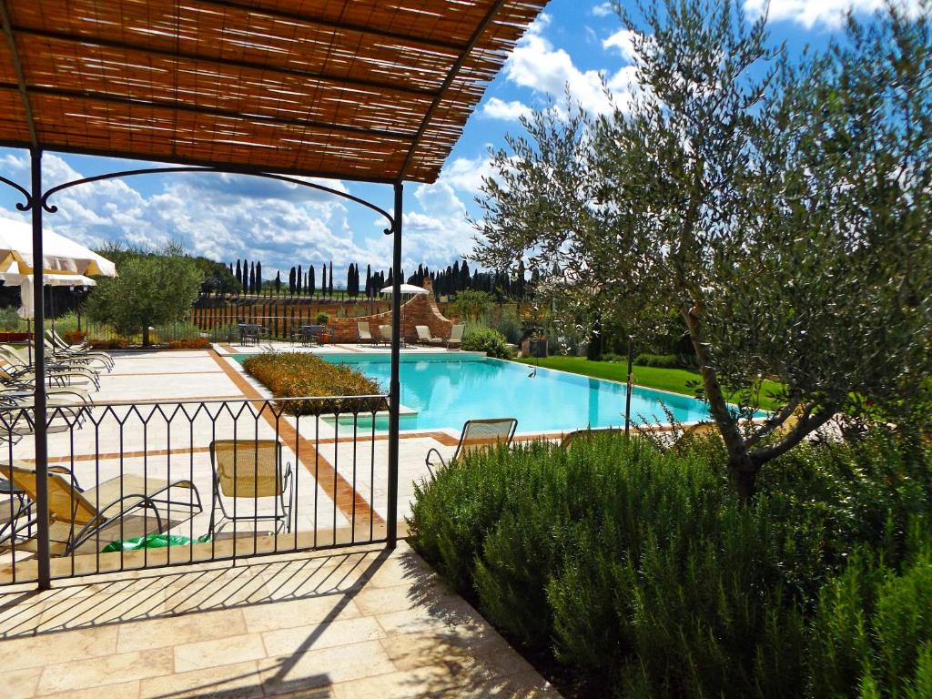 Basen w obiekcie Casa Vacanze La Fiorita lub w pobliżu