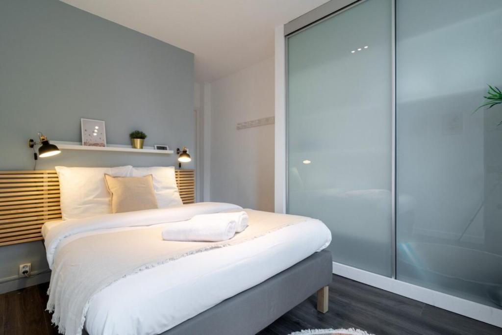 En eller flere senge i et værelse på Tourcoing near the station