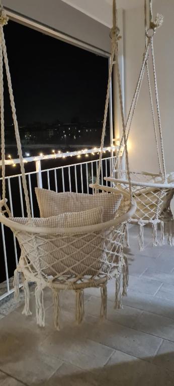 een touwschommel op een balkon 's nachts bij Casetta Robinie in Como