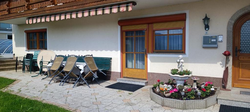 A garden outside Appartementhaus Eisbauer