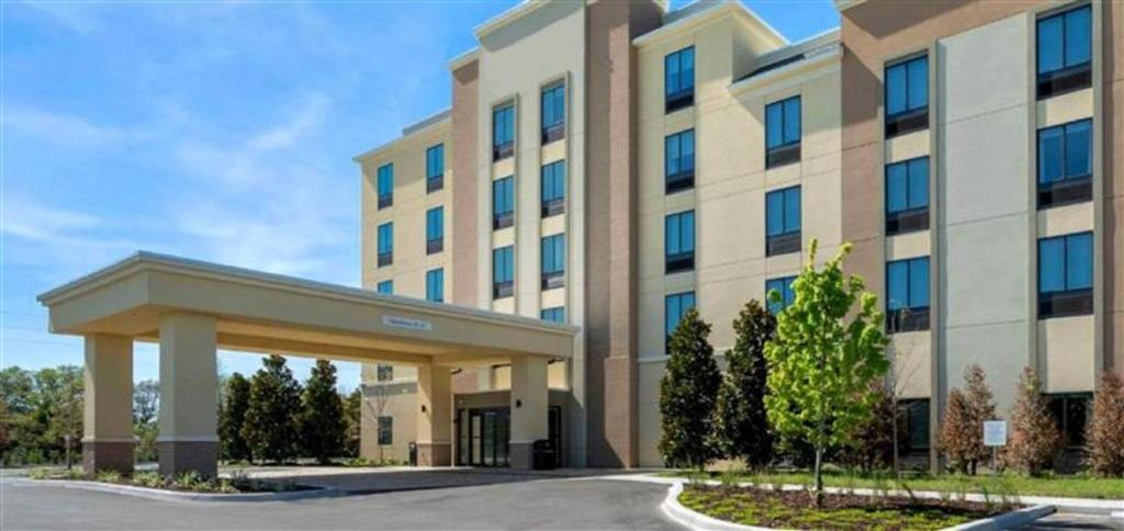 a large office building with a parking lot at Pestana Orlando Suites - Lake Buena Vista in Orlando