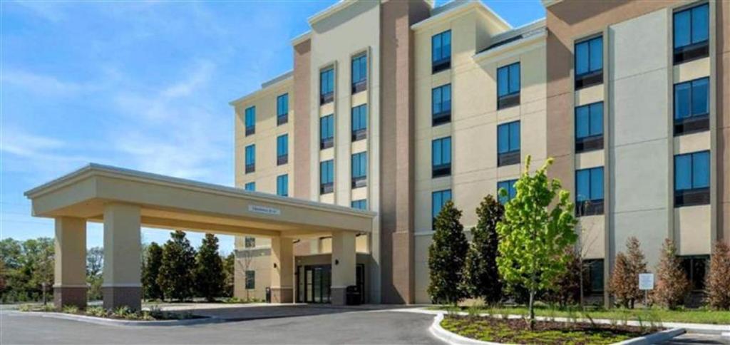 un grand bâtiment de bureau avec un parking dans l'établissement Pestana Orlando Suites - Lake Buena Vista, à Orlando