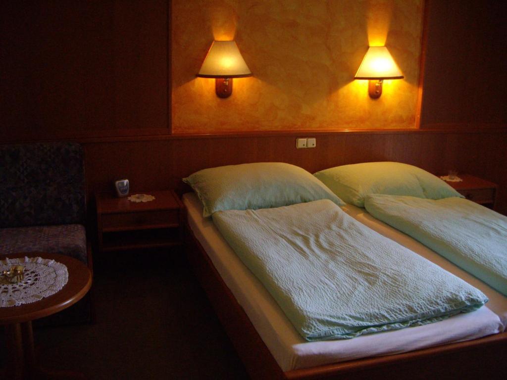 Postel nebo postele na pokoji v ubytování Hotel Pension Stadlhuber Aktivpark Kremsmünster