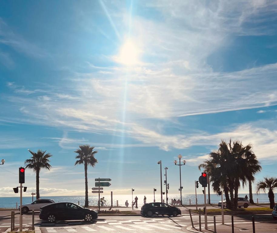 Luxe et charme Méditerranéen face à la promenade des Anglais