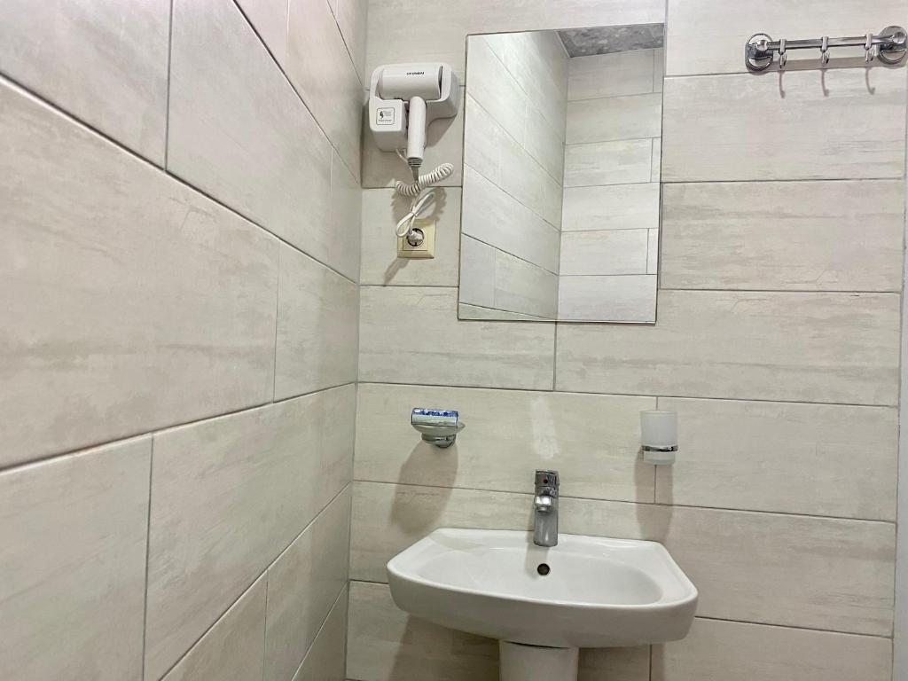 Ένα μπάνιο στο Hotel Charli